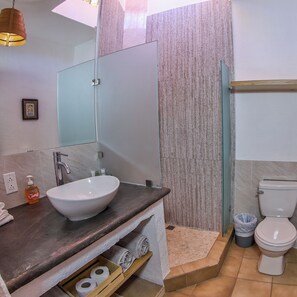 Shower, towels, soap, toilet paper - Charming 1-bedroom cottage with WiFi, AC in beautiful Playa Hermosa (Playa Hermosa)