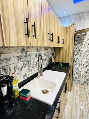 Toallas, jabón, papel de baño