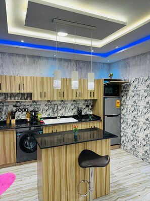 Refrigerador, microondas, parrilla de estufa y tetera eléctrica