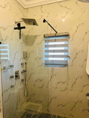 Pyyhkeet, saippua, vessapaperi