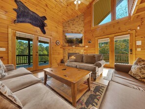 Smart-tv, een open haard en tafelvoetbal