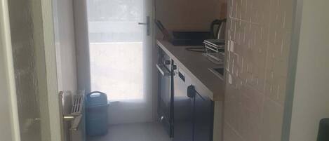 Køleskab, mikrobølgeovn, ovn, kogeplade