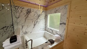 Douche, baignoire à remous, serviettes fournies
