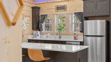 Coffee/tea maker, fridge, microwave, stovetop
