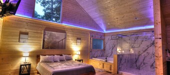 Cozy Mountain Haven: Luxe Cabin Retreat for Couples & Pups