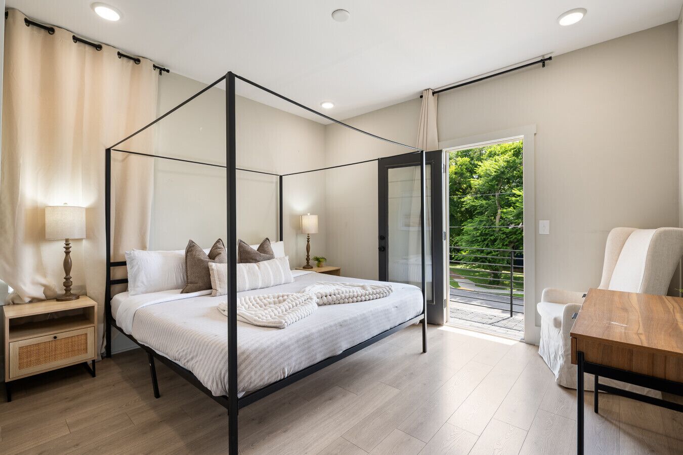 4 habitaciones, escritorio y tabla de planchar con plancha 