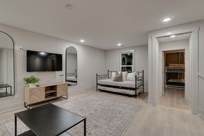 5 sovrum, skrivbord, strykjärn/strykbräda och resesäng