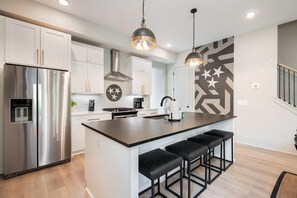 Kühlschrank, Wasserkocher mit Kaffee-/Teezubehör