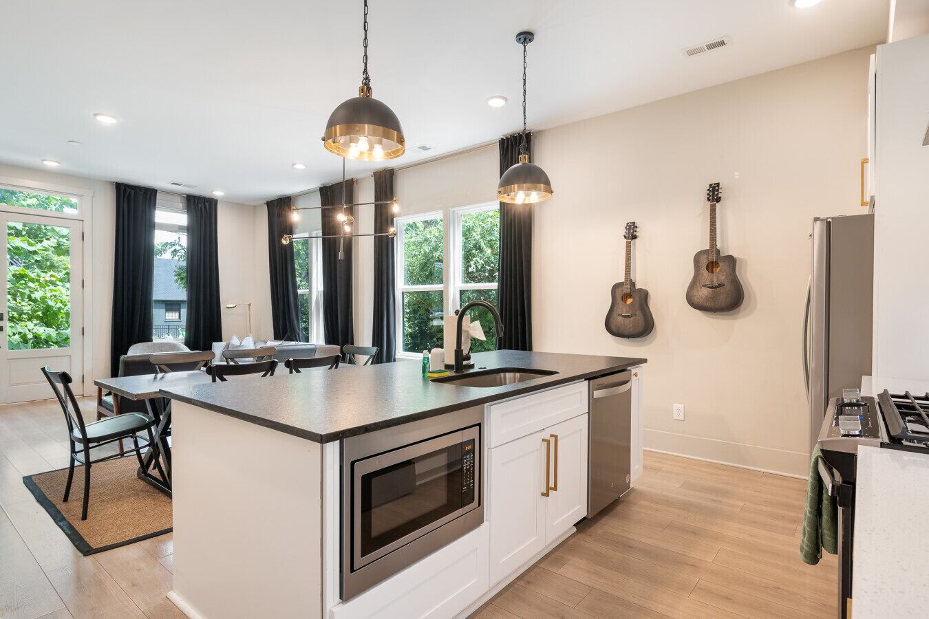 Kühlschrank, Wasserkocher mit Kaffee-/Teezubehör