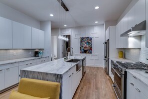 Kühlschrank, Wasserkocher mit Kaffee-/Teezubehör