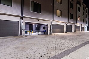 Exterior - 20 Bed Private Gluch Home with Rooftop (Nashville)