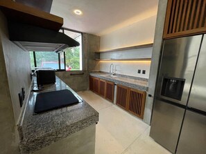 Deluxe Villa, 1 Bedroom, Balcony, City View | Dapur peribadi | Peti sejuk/penyejuk beku saiz penuh, ketuhar gelombang mikro, ketuhar 