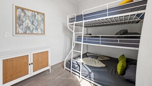 A bunk bed room with a rattan cabinet and a framed picture on the wall. - 19 Bed Downtown Rooftop Gameroom Walk To Broadway (Nashville)