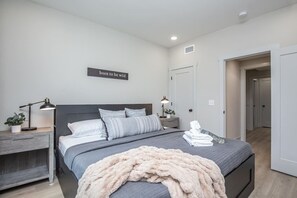 4 Schlafzimmer, Schreibtisch, Bügeleisen/Bügelbrett, Reisekinderbett