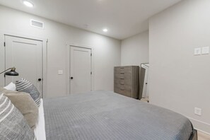 Desk, iron/ironing board, travel crib, WiFi - 21 Bed Near Downtown Rooftop & Pool Table (Nashville)