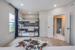5 Schlafzimmer, Schreibtisch, Bügeleisen/Bügelbrett, Reisekinderbett
