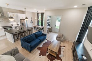 TV - 21 Bed Near Downtown Rooftop & Pool Table (Nashville)