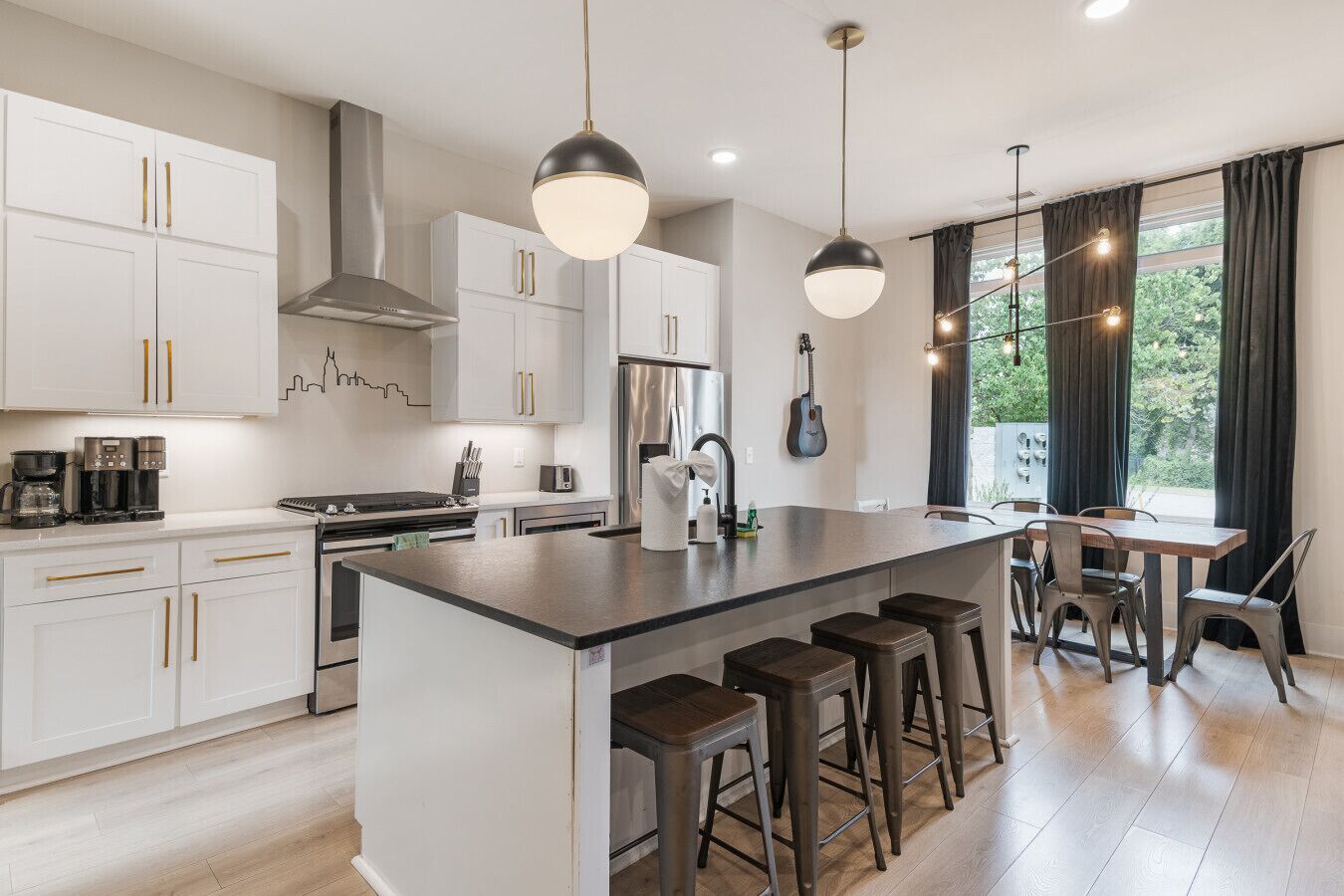 Kühlschrank, Wasserkocher mit Kaffee-/Teezubehör