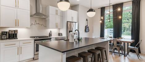 冷蔵庫、コーヒー / ティーメーカー、調理器具と食器