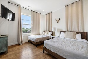 2 bedrooms, desk, iron/ironing board, WiFi