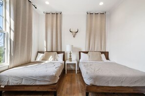 Desk, iron/ironing board, WiFi, bed sheets