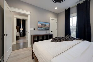 3 Schlafzimmer, Schreibtisch, Bügeleisen/Bügelbrett, Reisekinderbett