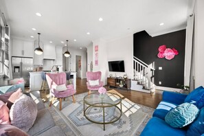 TV - 21 Bed Downtown Luxury Bachelorette w Rooftop (Nashville)