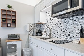 Kühlschrank, Mikrowelle, Ofen, Herdplatte