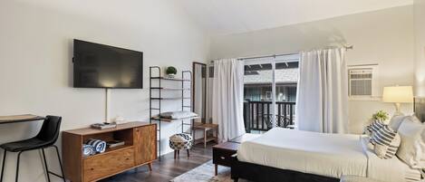 Escritorio, tabla de planchar con plancha, wifi gratis y ropa de cama