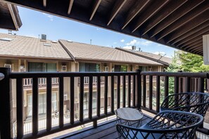 Property grounds - Chic Studio: Sleeps 2, Walk to Dining & Skiing, Shared Pool, Hot Tub, and Tennis! (Park City)