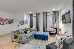 TV - 20 Bed Rooftop and Gameroom with Downtown View (Nashville)