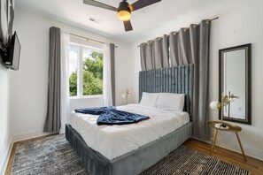Desk, iron/ironing board, WiFi, bed sheets - 20 Bed Rooftop and Gameroom with Downtown View (Nashville)