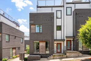 Exterior - 20 Bed Rooftop and Gameroom with Downtown View (Nashville)