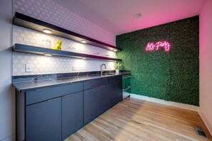 Interior - 20 Bed Rooftop and Gameroom with Downtown View (Nashville)