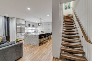 Interior - 20 Bed Rooftop and Gameroom with Downtown View (Nashville)
