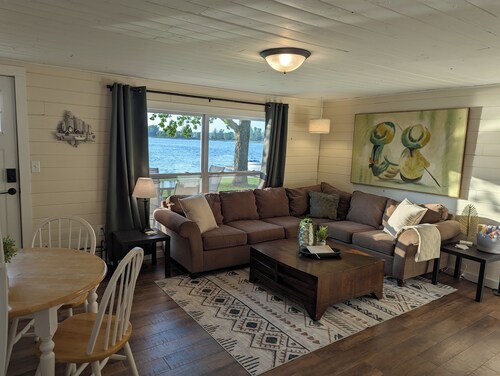 Cozy 3-bedroom cabin just steps from the lake!