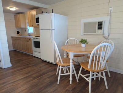 Cozy 3-bedroom cabin just steps from the lake!
