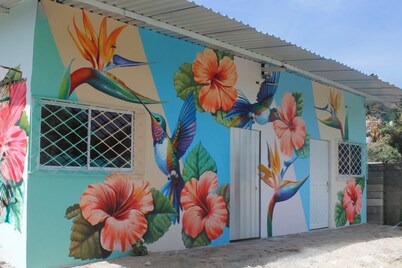 Charming Santa Marta Villa—Walk to Beach, 5 Min to Airport, Ideal for Travellers