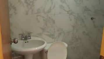 Serviettes fournies, savon, papier toilette