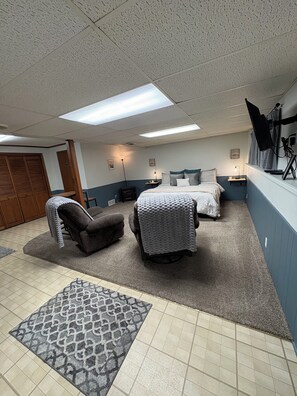 1 bedroom, iron/ironing board, WiFi, bed sheets - Spacious King Retreat (Woodruff)