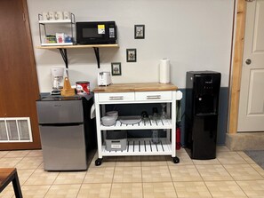 Réfrigérateur, micro-ondes, cafetière/bouilloire