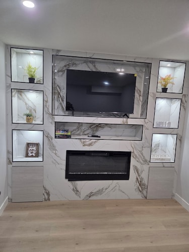 
13 minutes to West Edmonton Mall. Cozy two bedrooms