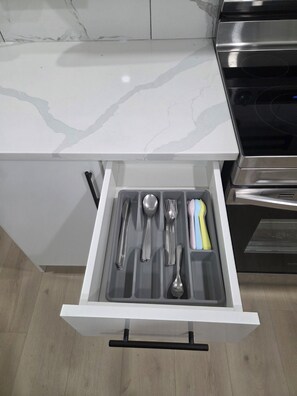 Micro-ondes, four, plaque de cuisson, lave-vaisselle