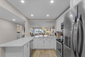 Een koelkast, een microgolfoven, een oven, een kookplaat