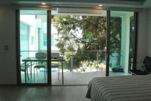 6 bedrooms, iron/ironing board, WiFi, bed sheets