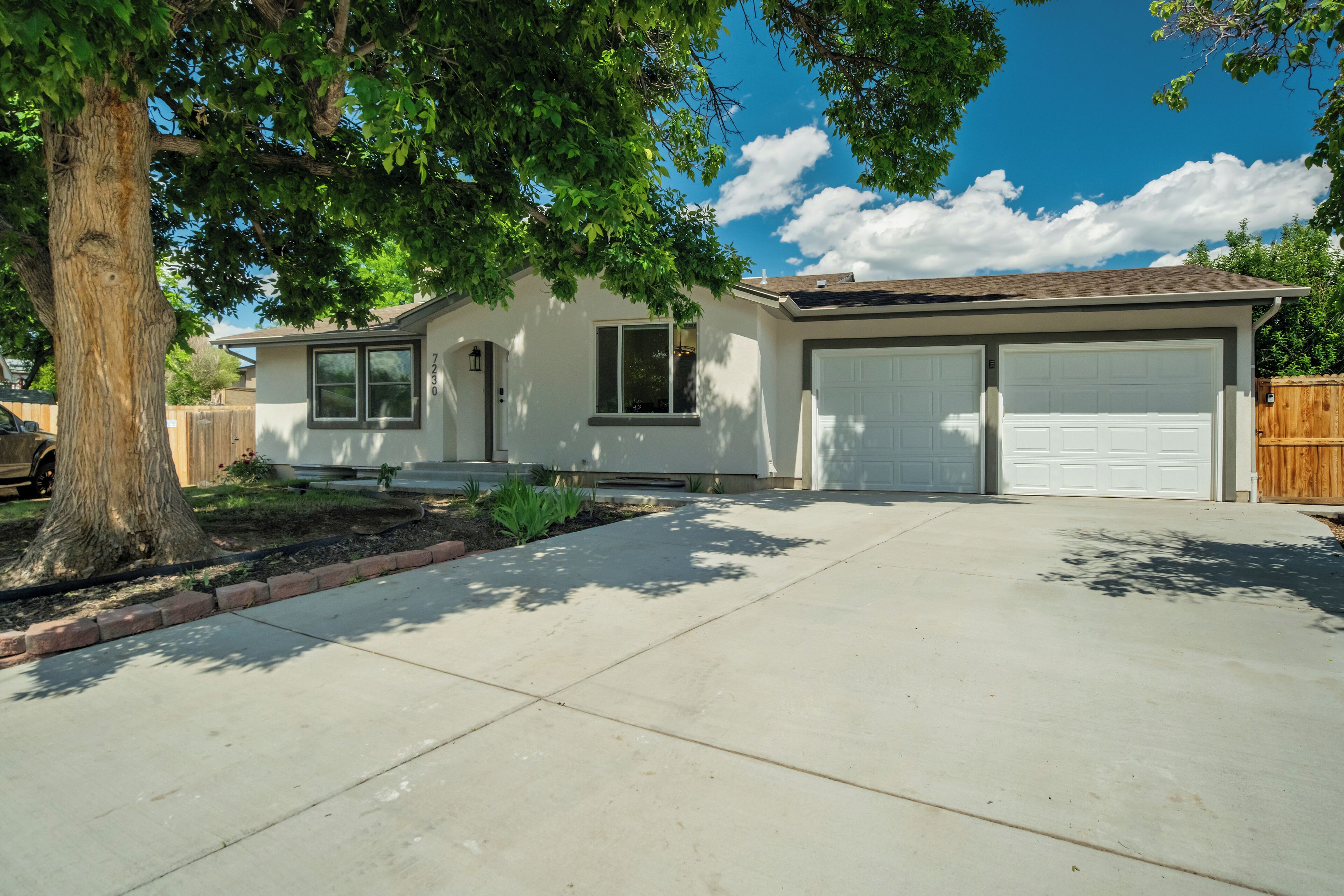 Vista frontal de la propiedad