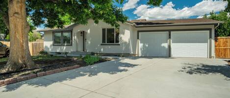 Vista frontal de la propiedad