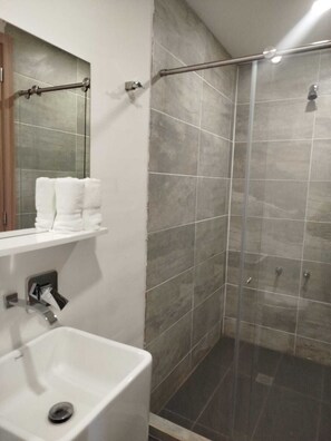 Deluxe Suite, City View | Bathroom | Soap, shampoo, toilet paper - hotel terraza San Antonio (Cali)