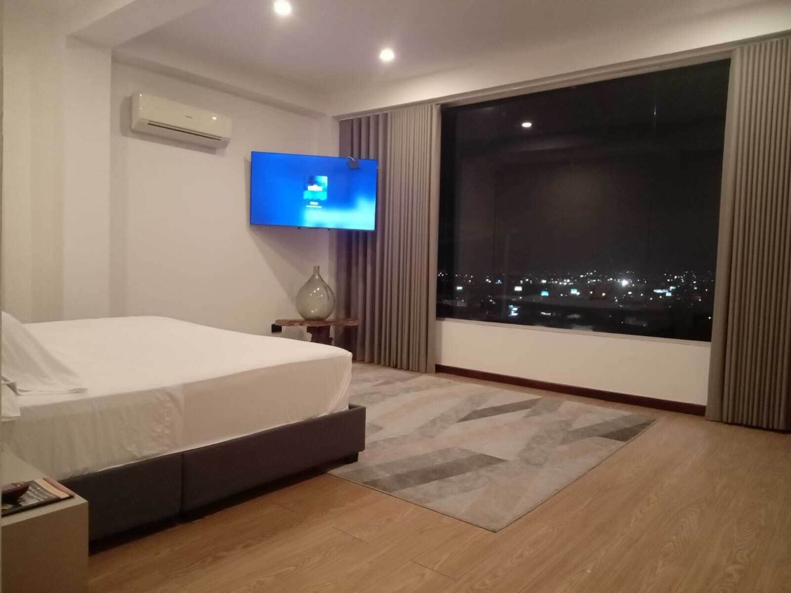 Deluxe-Suite, Stadtblick | Hochwertige Bettwaren, Daunenbettdecken, Pillowtop-Betten, Minibar