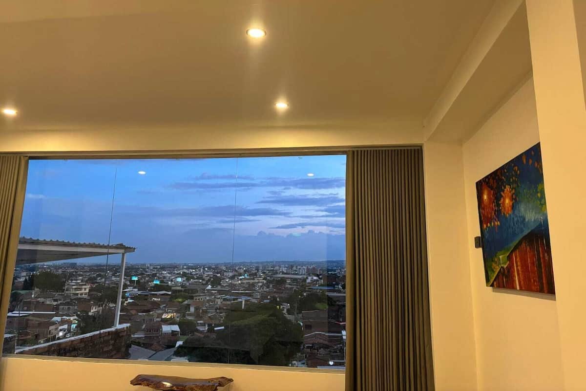 디럭스 스위트, 시내 전망 | 고급 침구, 오리/거위털 이불, 필로우탑 침대, 미니바